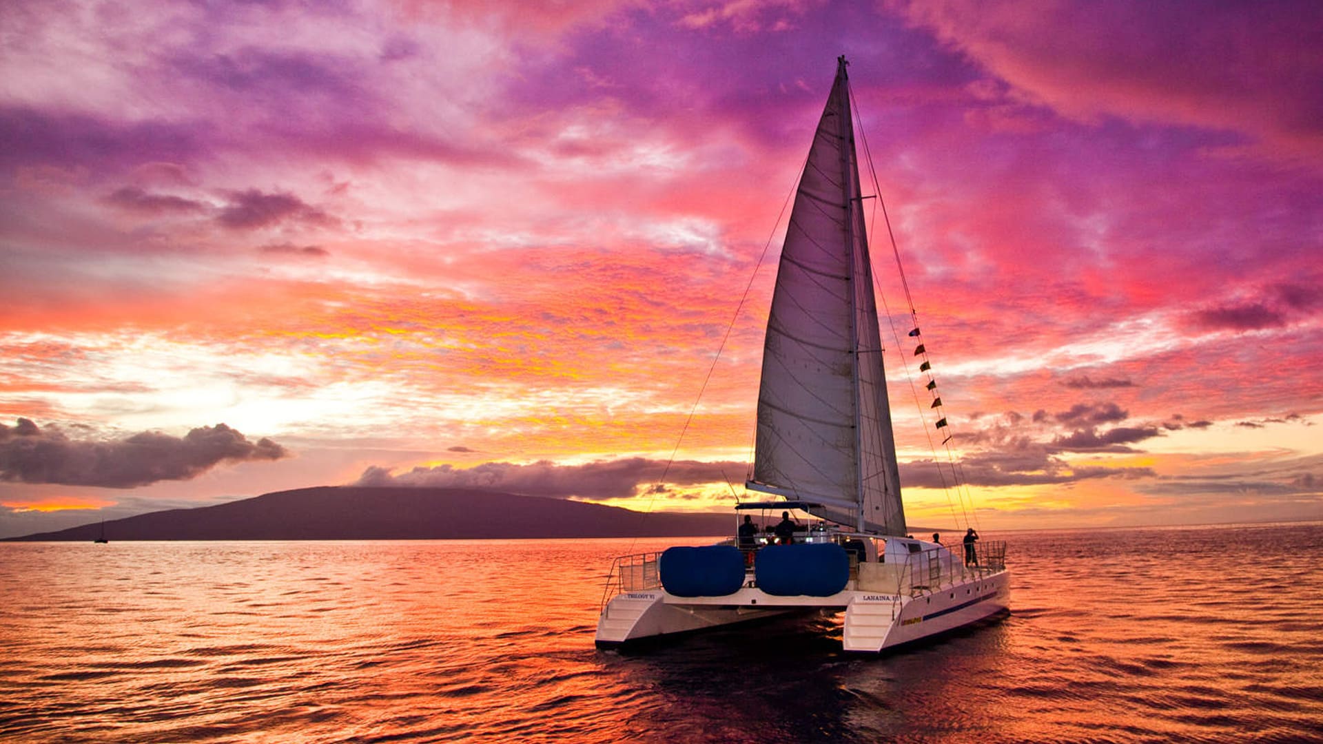 Paseo en catamarĂ¡n al atardecer