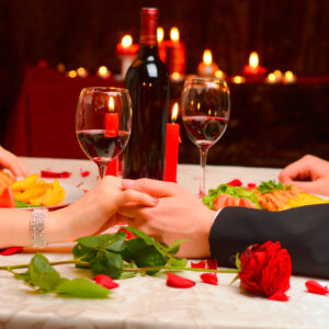 Cena romántica en la playa durante nuestro viaje