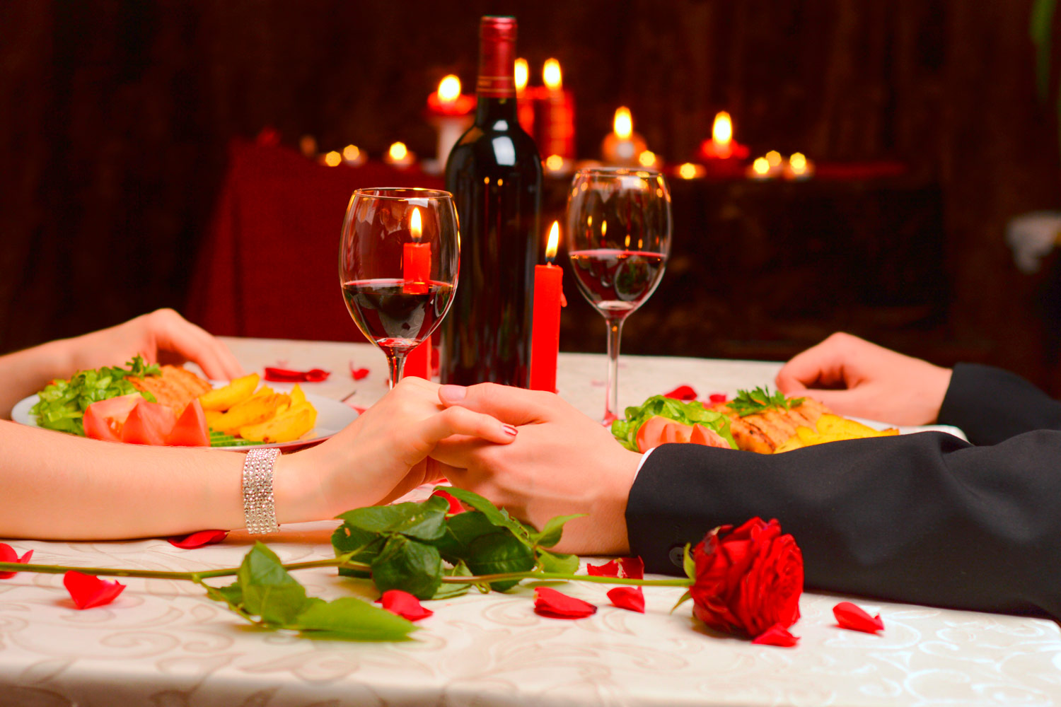 Cena romántica en la playa durante nuestro viaje
